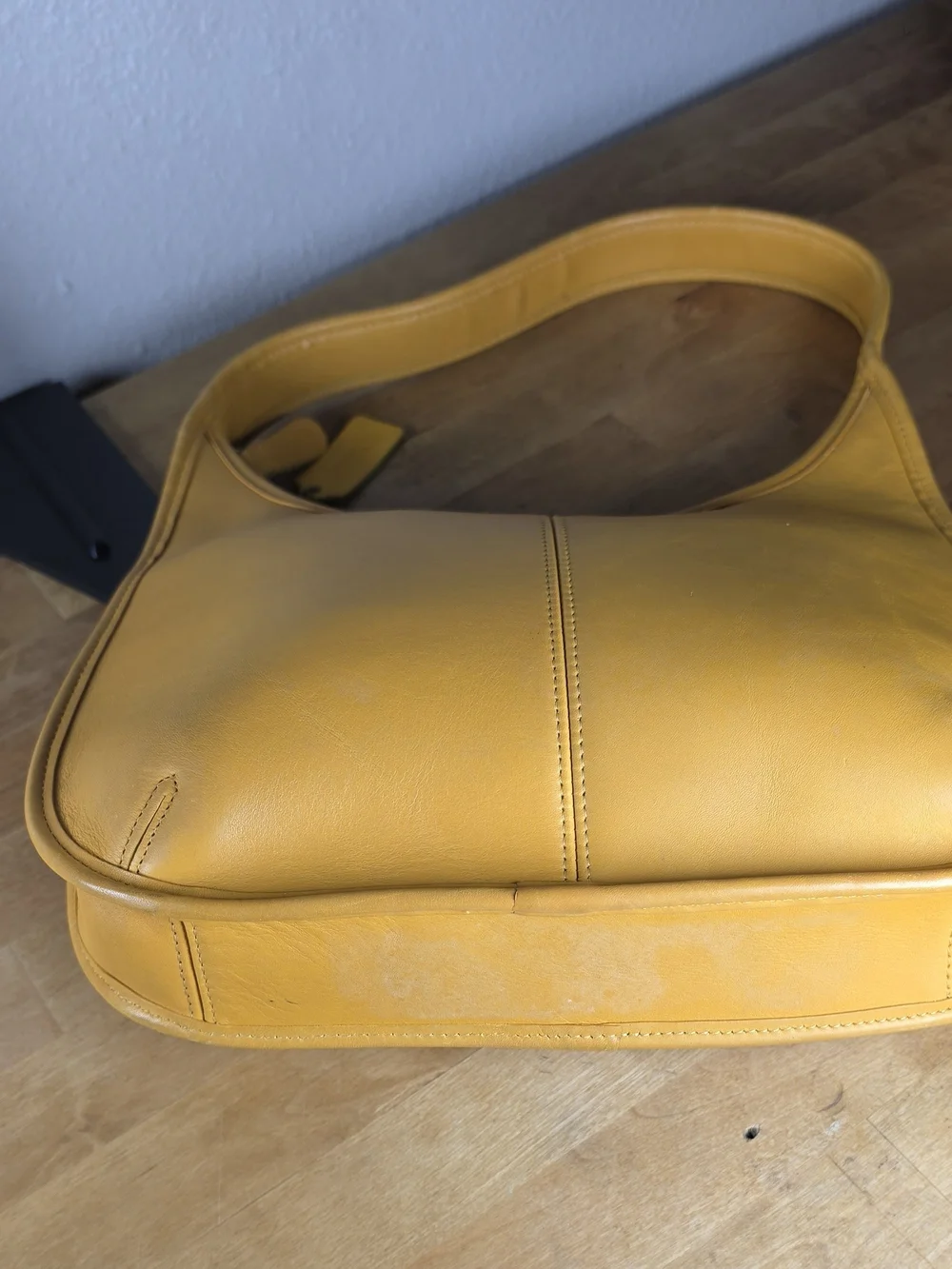 Vintage Coach Ergo Zip 9025 Yellow Glove-Tanned Leather Shoulder Bag – 1997 USA